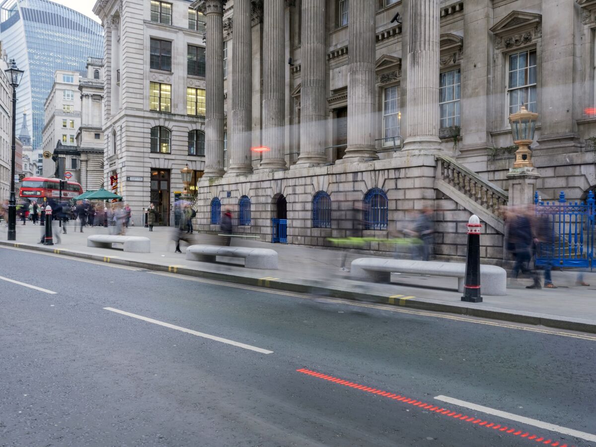AI Reshapes London Job Market, Reducing Demand for Analysts and Lawyers
