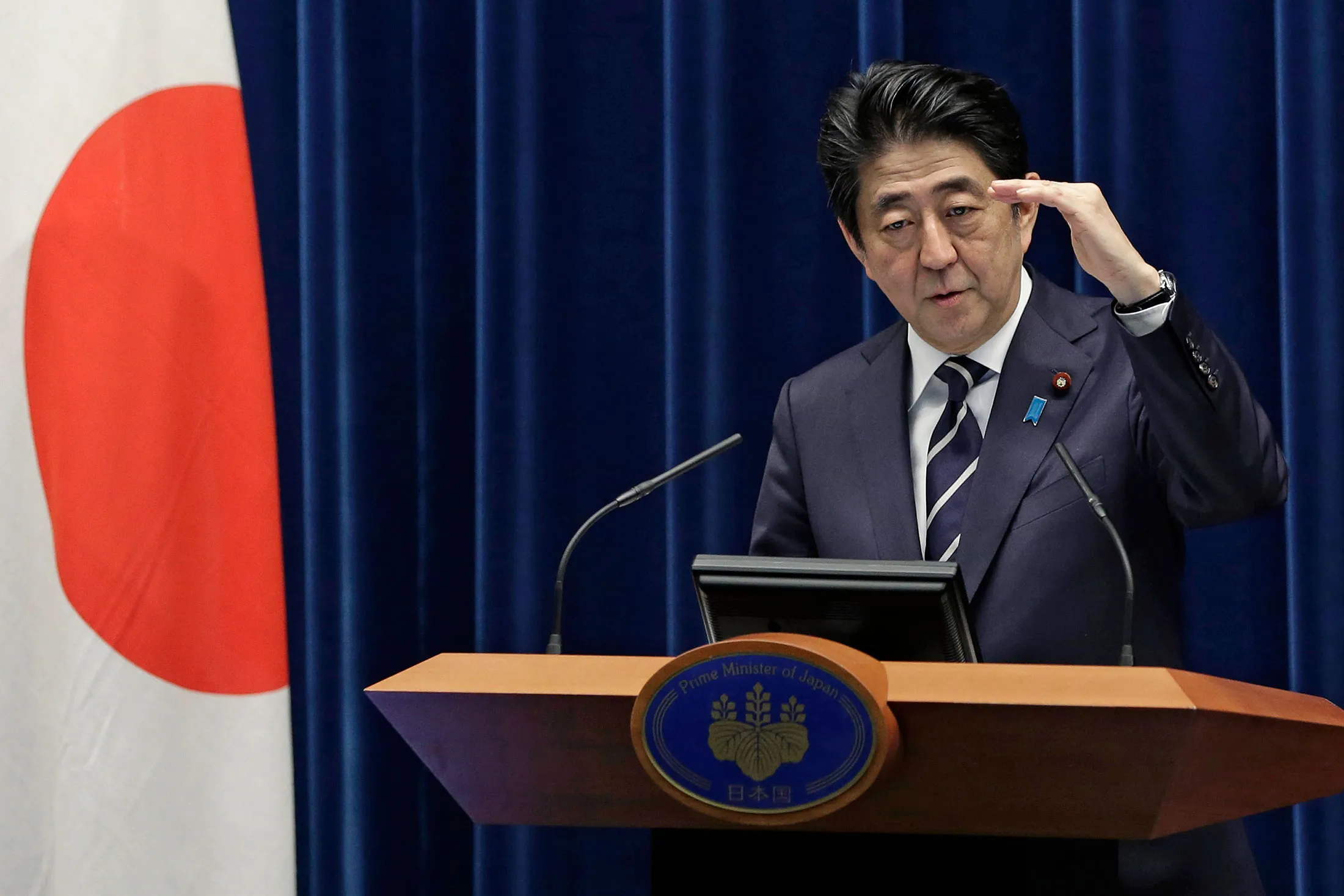 The Topix index has slumped about 25 percent from a peak in August after doubling earlier in Abe’s term.
