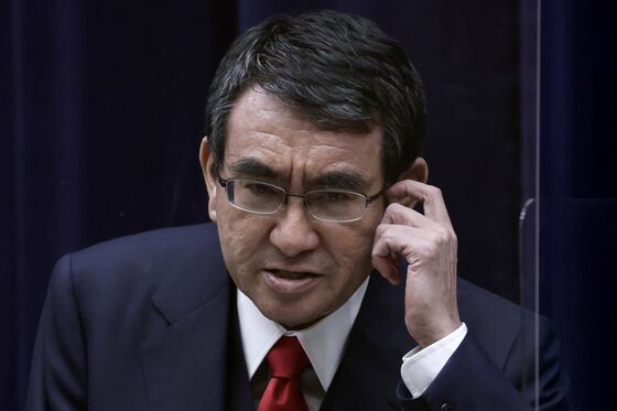 Japan’s Kono Casts Doubt on Price Goal in Leadership Bid