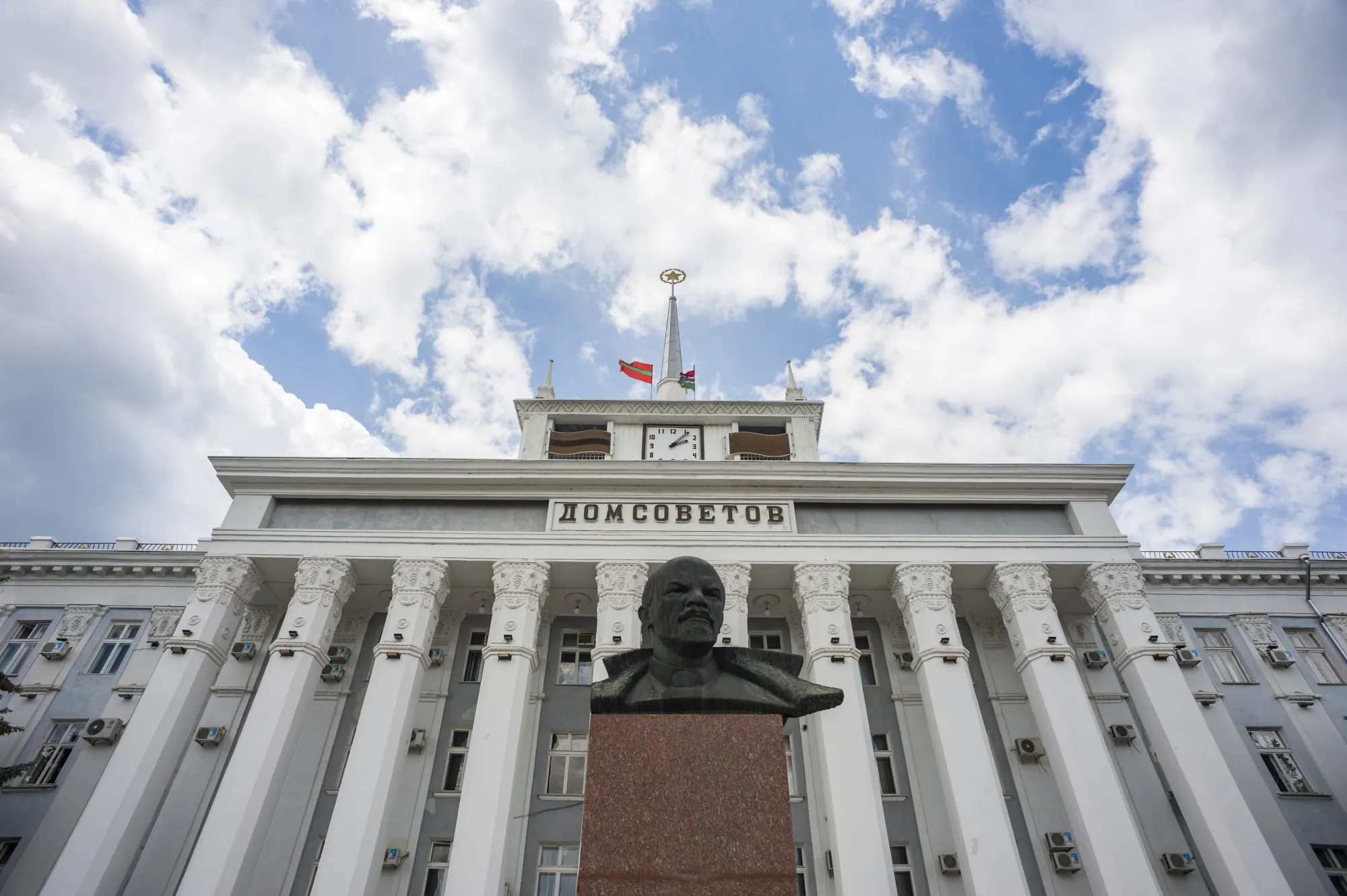 The city council&nbsp; building with a statue of Lenin in Tiraspol,&nbsp;Transnistria.