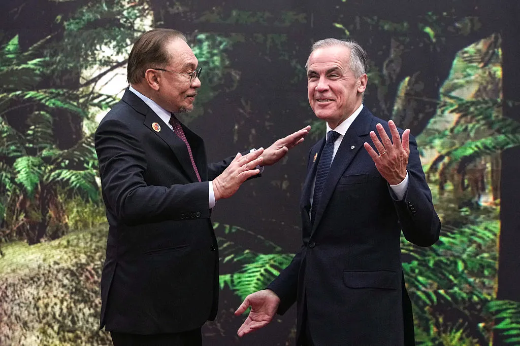 Mark Carney, right,&nbsp;in Kuala Lumpur, on Oct.&nbsp;26.