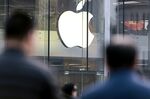 Apple Cuts Outlook as Chinese Slowdown Hits Demand for IPhones