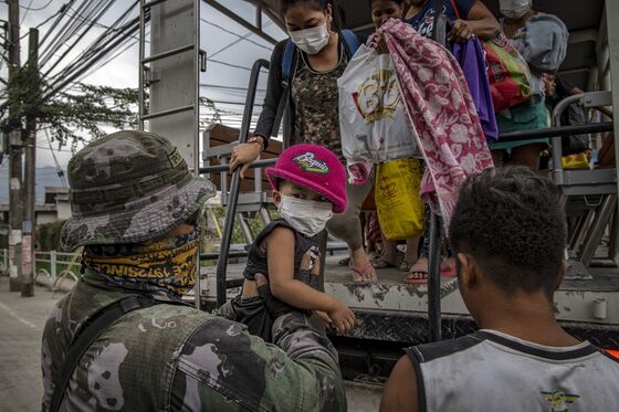 Erupting Philippine Volcano Forces Thousands More to Flee