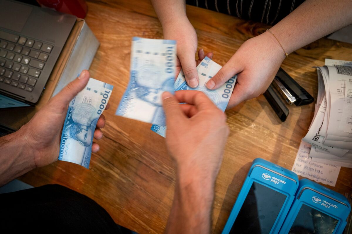 Chile Peso Bonds Face Fresh Pressure if Strait of Hormuz Stays Shut
