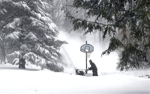 New England Digging Out From Blizzard After Bracing for Worst