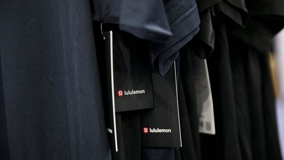 Lululemon Falls on Conservative View But Analysts Keep Faith