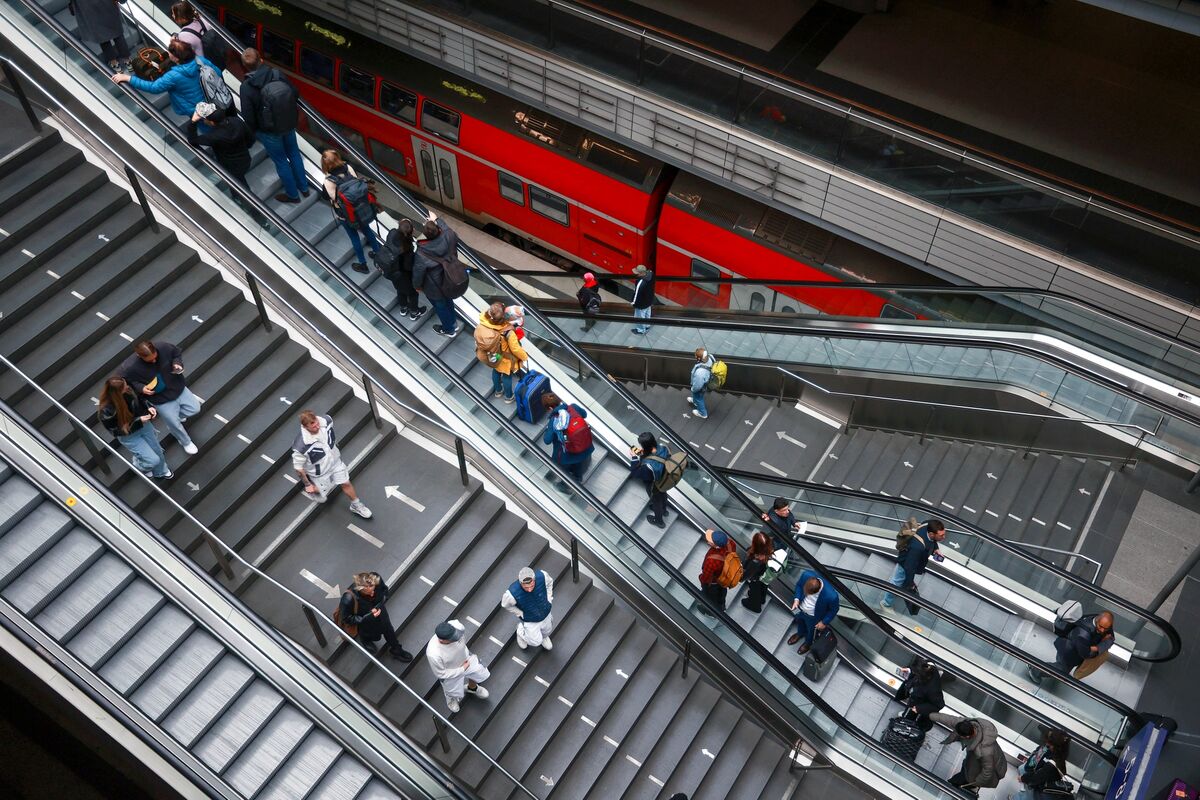 bloomberg.com - Kamil Kowalcze - Germany Weighs Pension System Revamp with Capital-Market Element