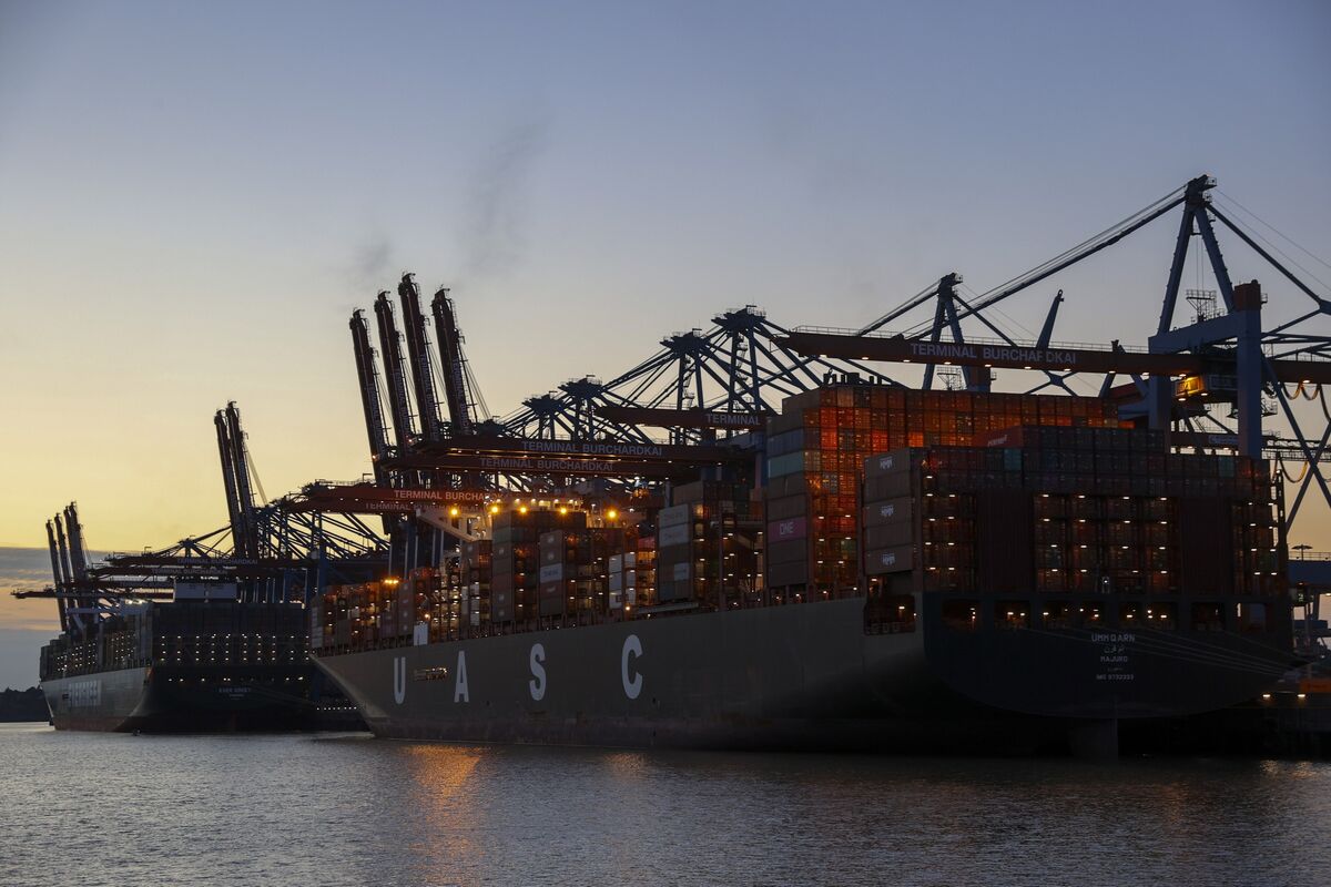 Hapag-Lloyd Turns More Optimistic On Container-Shipping Volumes - Bloomberg