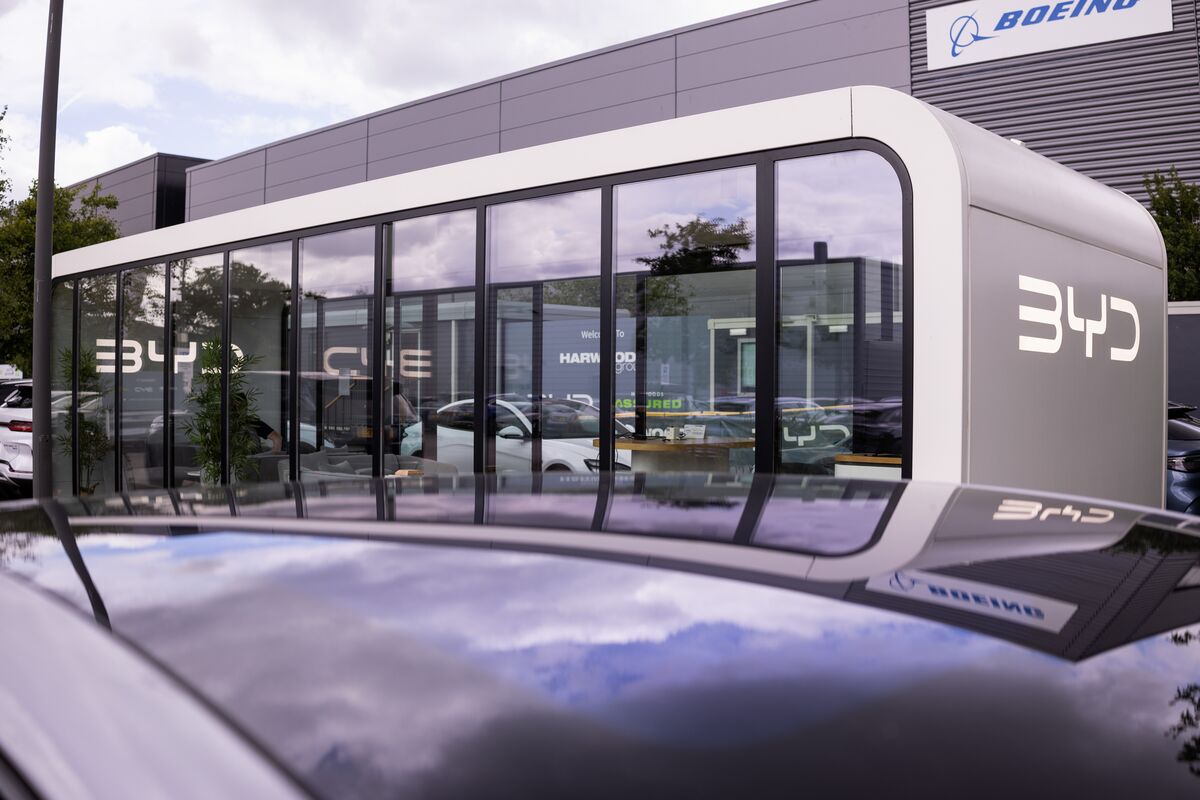 Auto: Chinese brands captured a record 15% of electric vehicle sales in Europe, highlighting their growing influence in the market.