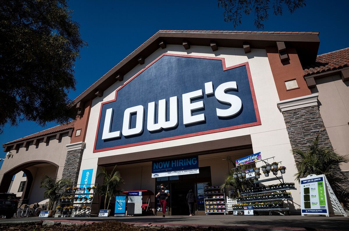 Lowe's (LOW) Seeks to Woo Contractors With Expanded Loyalty Program