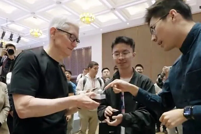 Screenshot of a video shared on Tim Cook's Weibo account of his visit to Zhejiang University in Hangzhou.