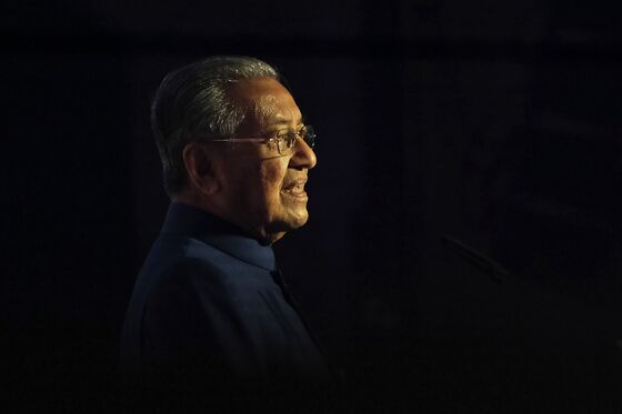 Mahathir Weighing Shutdown or Sale of Malaysia Airlines