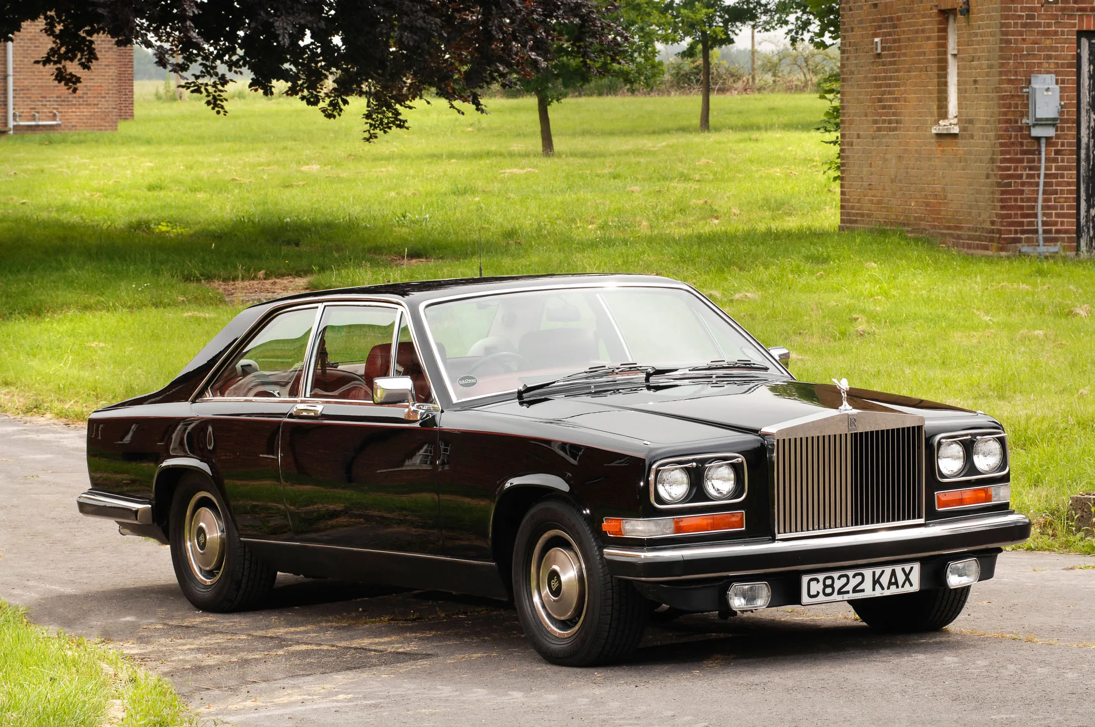 The Rolls-Royce Camargue offered&nbsp;automatic air&nbsp;conditioning, extremely generous interior space, and&nbsp;three additional cubic&nbsp;feet&nbsp;of luggage capacity (for 25&nbsp;cubic&nbsp;feet in total) over the Rolls-Royce Corniche.&nbsp;