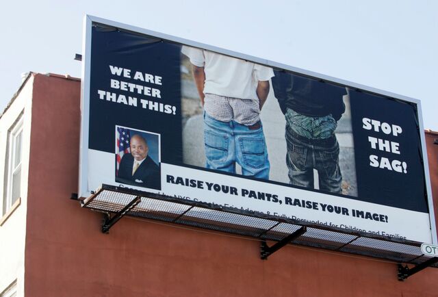 Ένα "Stop the Sag!"  billboard, στο Μπρούκλιν το 2010. Χορηγός του ήταν ο σημερινός δήμαρχος της Νέας Υόρκης Έρικ Άνταμς, τότε γερουσιαστής της πολιτείας.