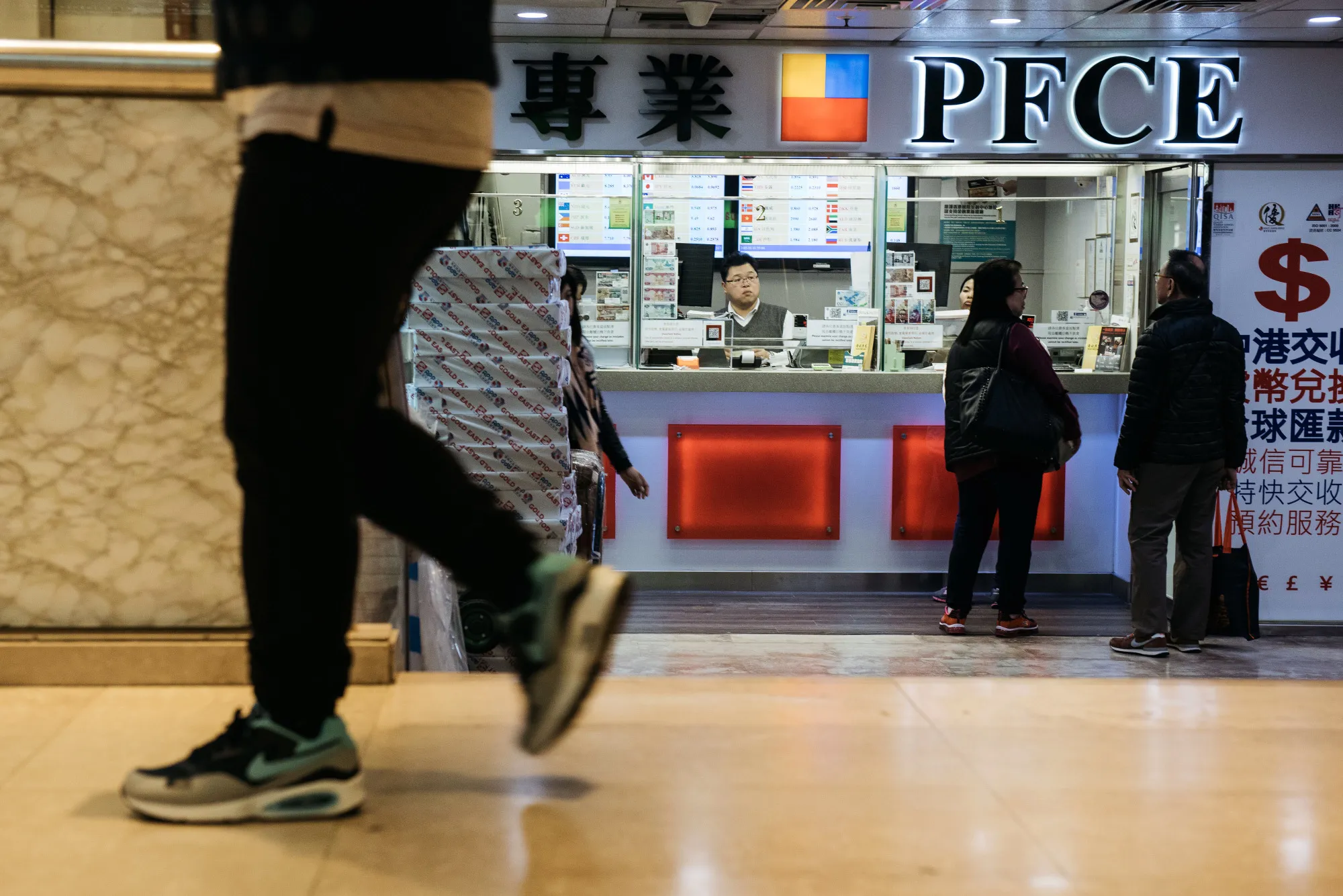 商売繁盛でも中国の規制に戦々恐々－本土からの送金支援ビジネス - Bloomberg