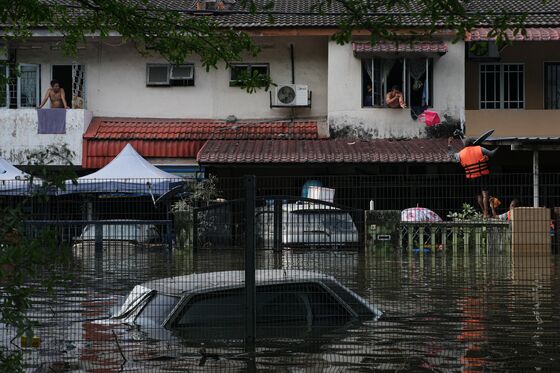 Malaysia Premier Faces Twitter Backlash Over Flood Response