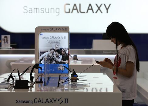 Asian Stocks Advance on U.S. Deficit Plan, Apple Earnings
