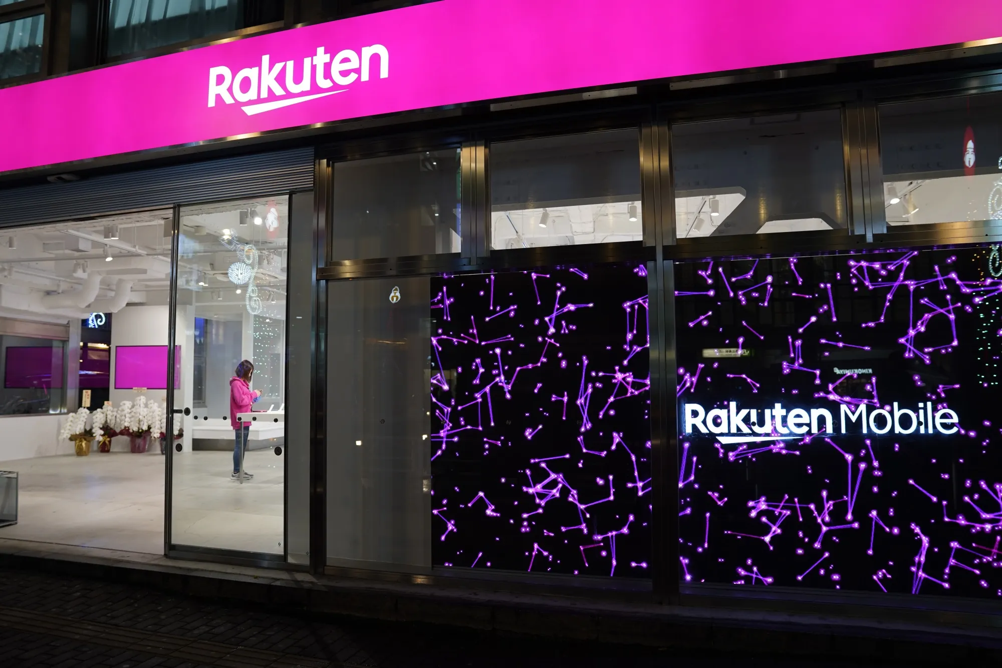 Inside Rakuten Mobile New Store and President Yoshihisa Yamada Presentation