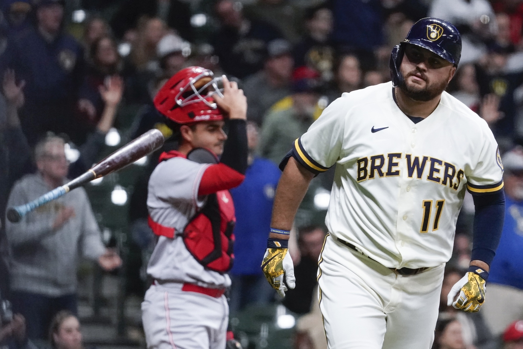 Tellez Sets Brewers Record With 8 RBIs in 18-4 Rout of Reds - Bloomberg