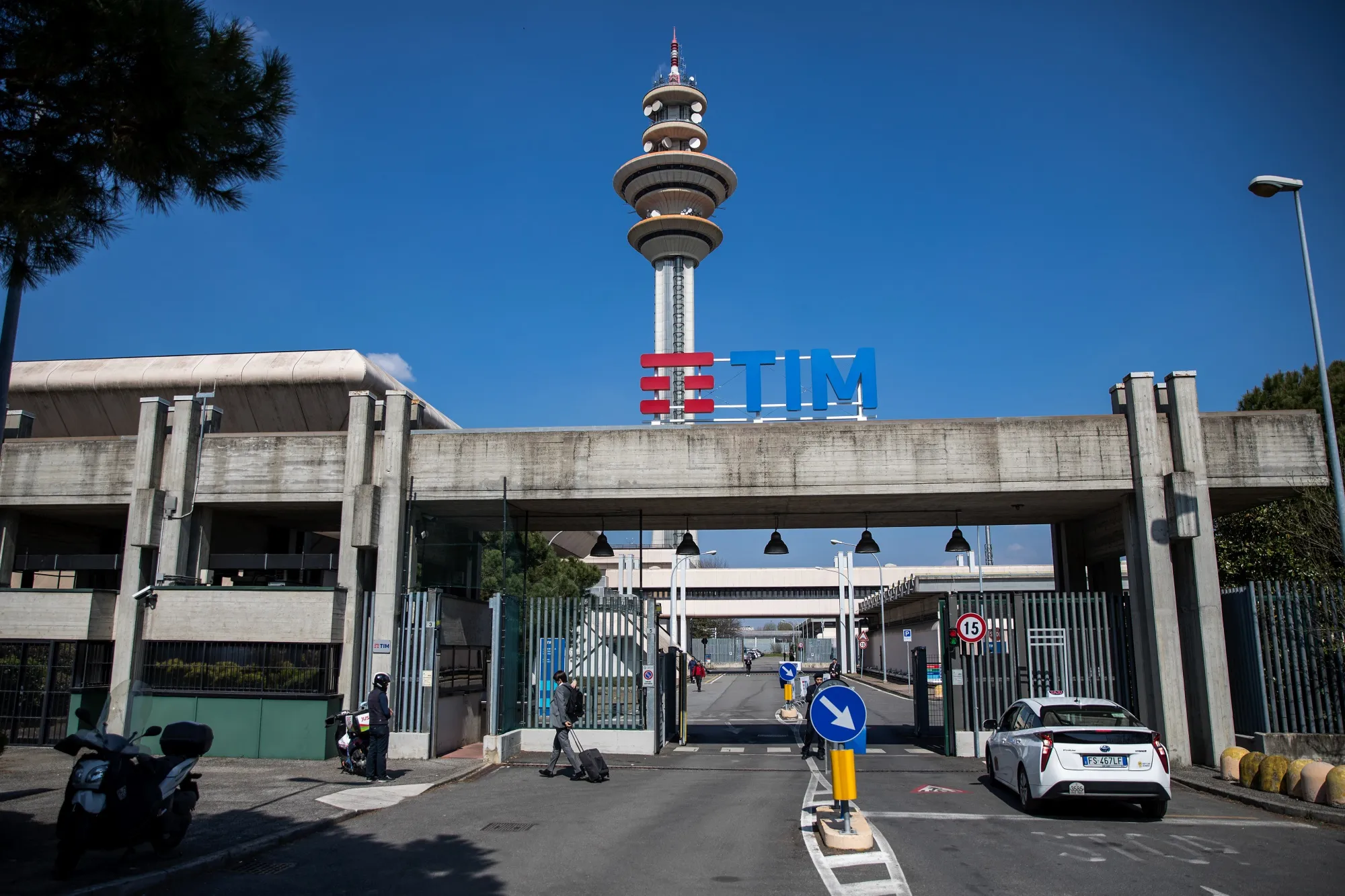Crunch Time in Telecom Italia SpA's Battle of the Billionaires At Company's AGM