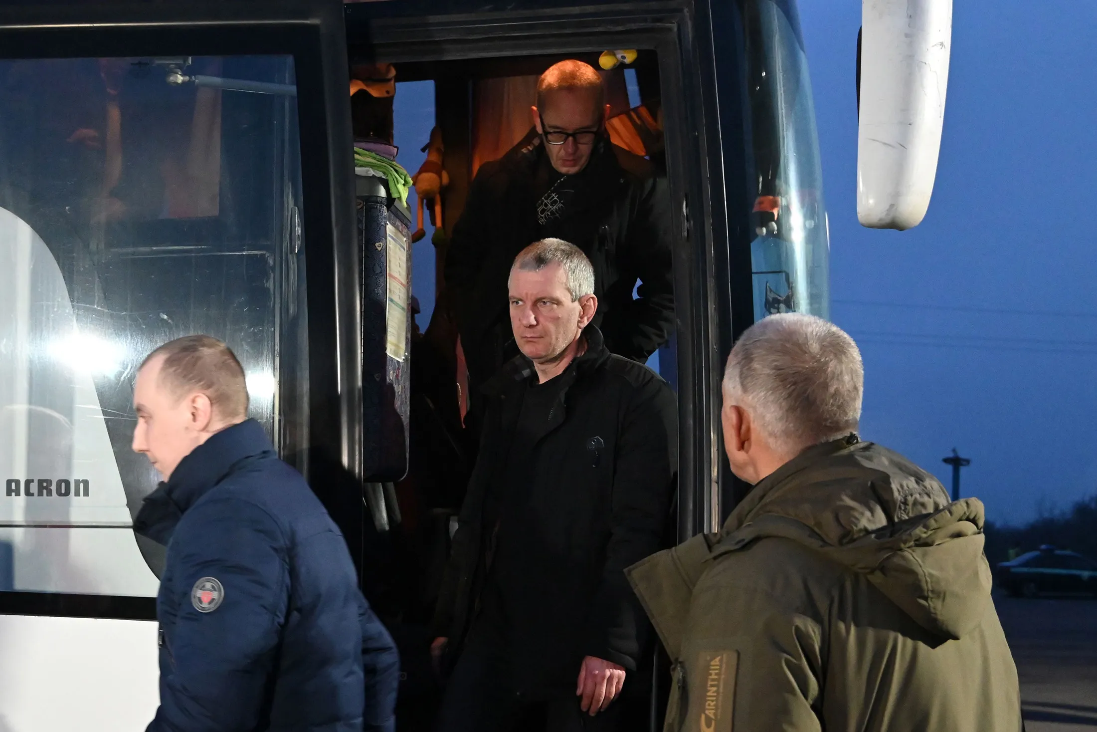 Former Ukrainian prisoners walk out of a bus following a prisoner exchange between Ukraine and pro-Russian rebels near the Mayorsk checkpoint on Dec.&nbsp;29.