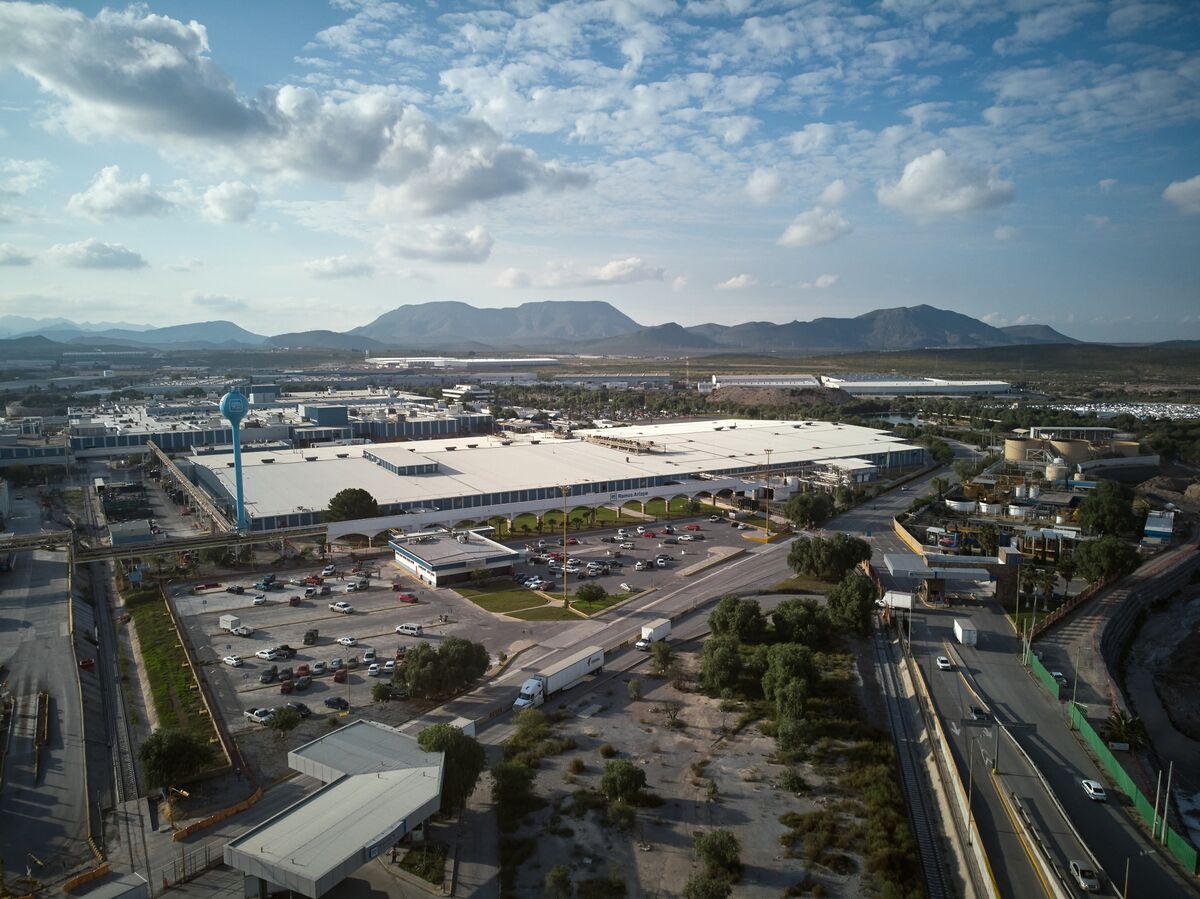 bloomberg.com - Gonzalo Soto - Mexico's Fuel-Smuggling Crackdown Hobbles Nation's Auto Industry