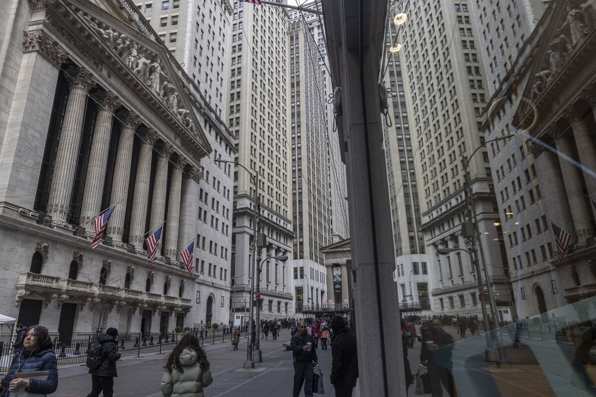 Bank Stress, Inflation and Rising Recession Odds Fail to Sway Stock Market  - Bloomberg