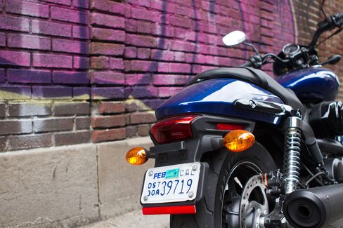 The Street 750 has teardrop-shaped front and rear indicators that match the shape of the gas tank.