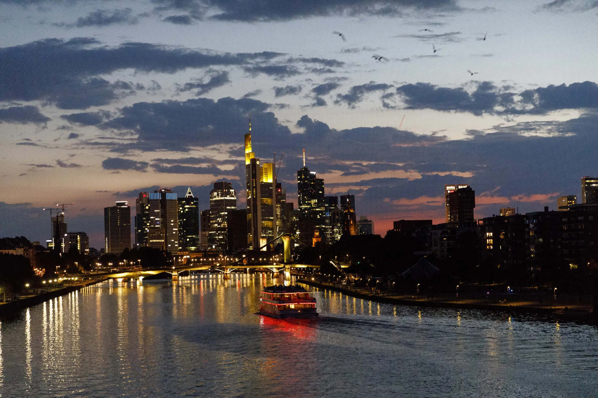 Frankfurt Losing Edge in Brexit Race as Paris Gains Ground