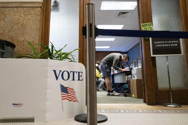 Wall Street Shuns Risk Before Coin-Toss Election: Markets Wrap