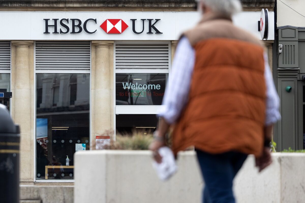 HSBC Weighs Offloading Billions in UK Pension Assets to Insurer