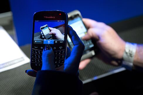 Yacktman Cut BlackBerry Stake in Half Before Z10 Phone Debut