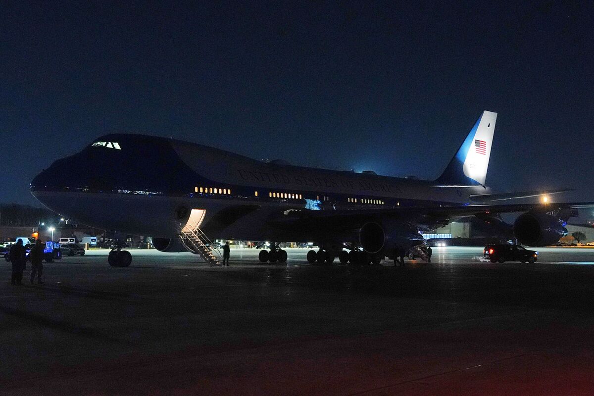 Air Force One Electrical Issue Delays Trump’s Davos Arrival