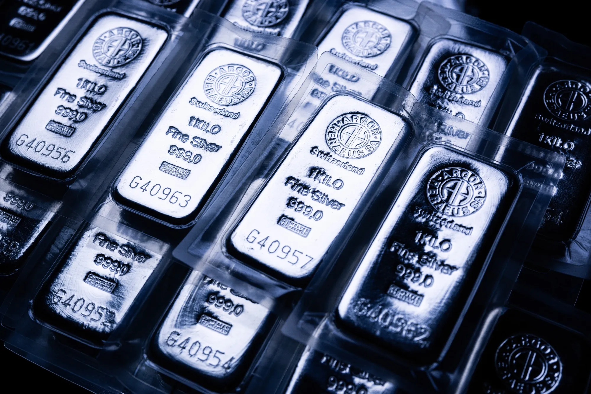 Gold Rises to Record as Weaker Dollar Extends Scorching Rally