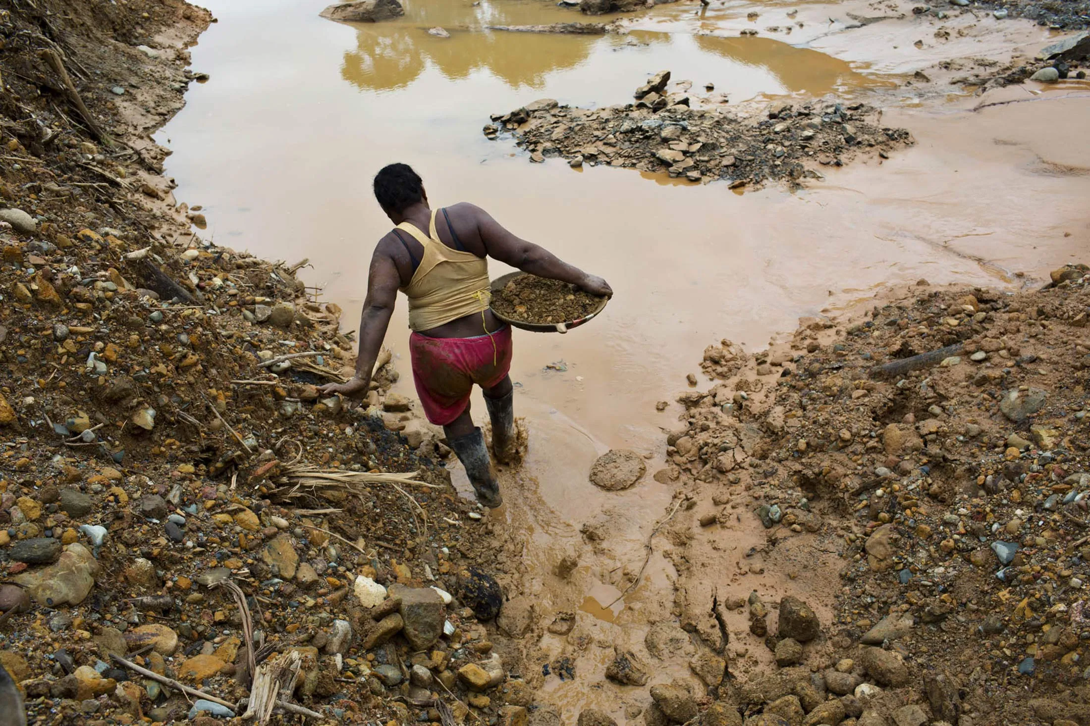 Colombia Urges Blood Diamond-Style Controls for Gold Buyers - Bloomberg