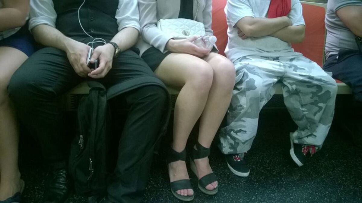 Мужчина сидит раздвинув ноги. Ноги в транспорте. Мужчина раздвигает ноги женщине. Женщина широко расставляет ноги.в транспорте. Раздвинутые ноги в общественном транспорте.