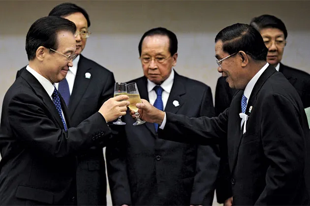Chinese Premier Wen Jiabao (left) toasts Cambodian Prime Minister Hun Sen. China’s share of global cognac sales is 24 percent