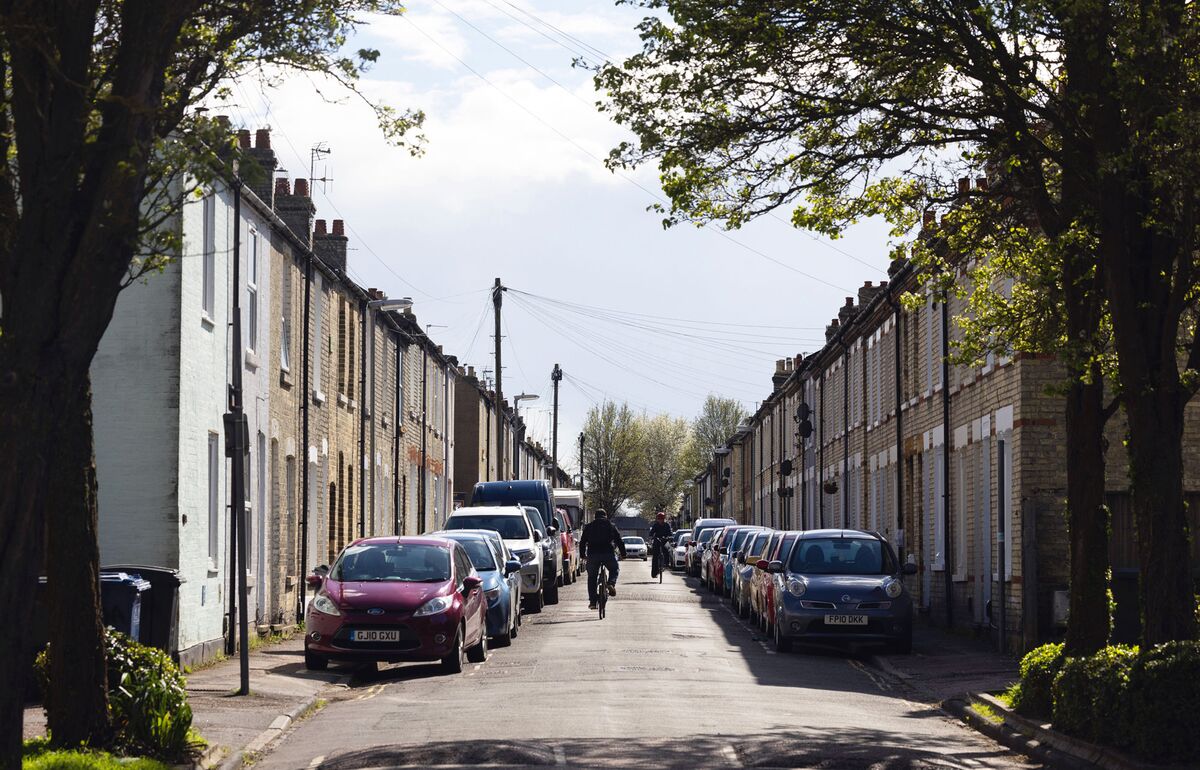 UK House Prices: Market Fears as Interest Rates Hit Mortgage Deals -  Bloomberg