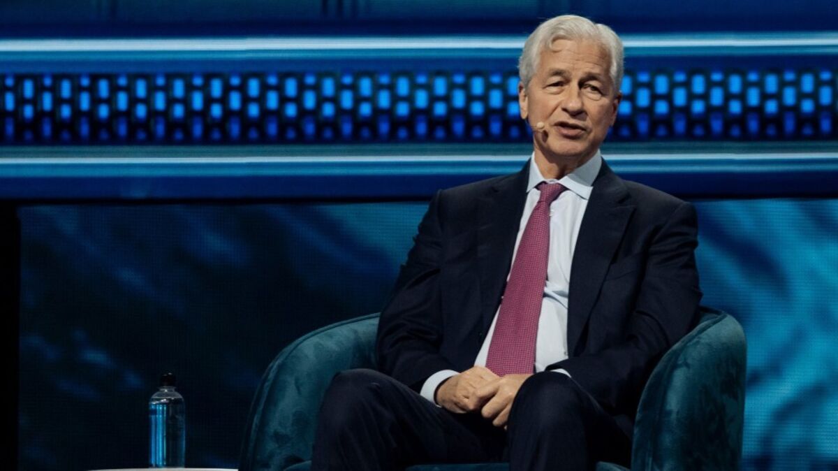 ⚫️ BLOOMBERG: Jamie Dimon: "I benefici dell'intelligenza artificiale sono solo all'inizio, ma il capitale umano resta insostituibile"