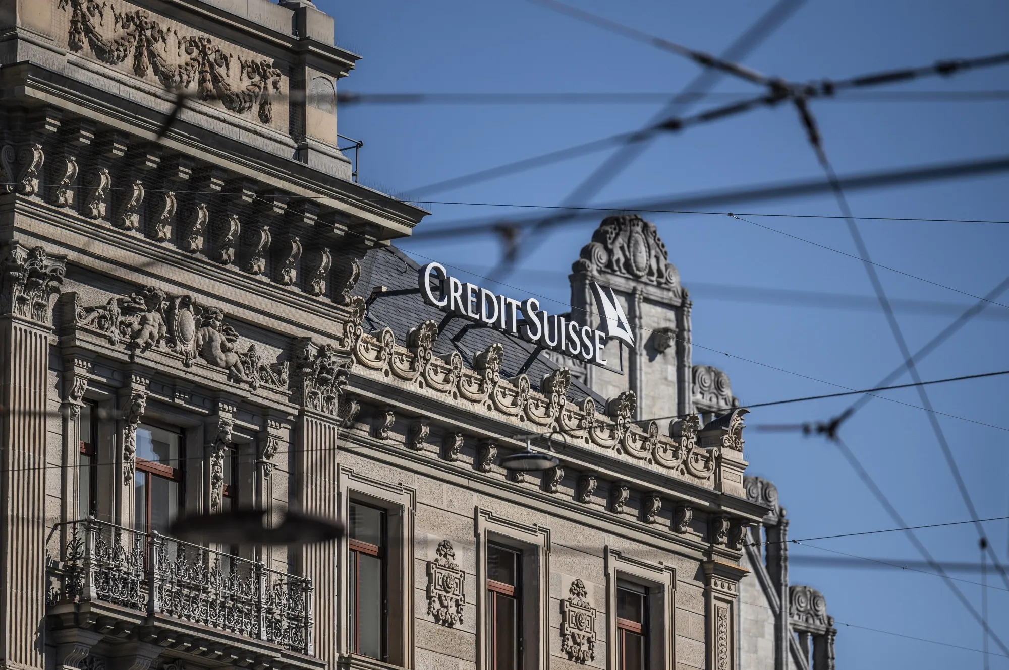 クレディ・スイス、グループと投資銀が四半期赤字に－株価下落 - Bloomberg