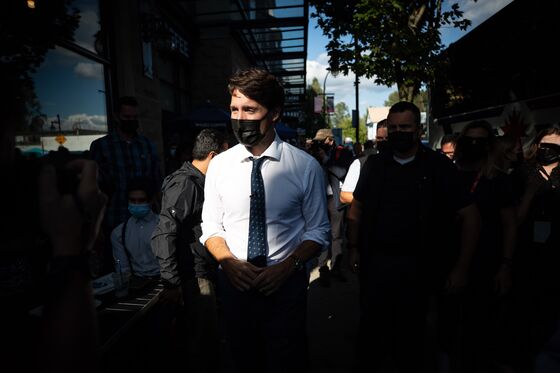 Trudeau Holds Slight Election Edge, With Help From His Opponents