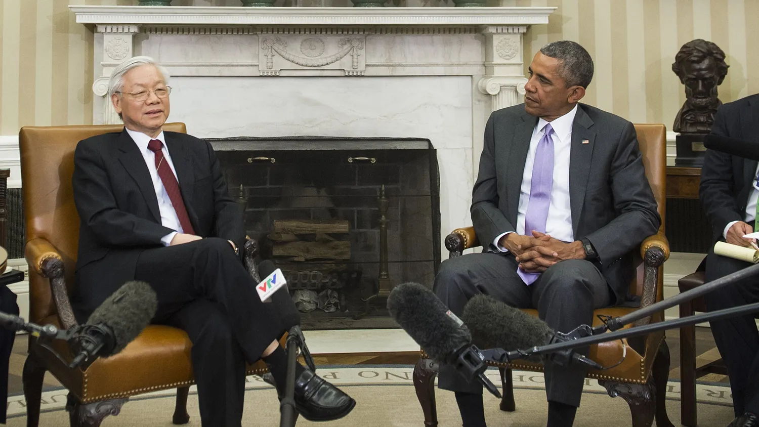 US President Barack Obama and Vietnamese General Secretary Nguyen Phu Trong meet in the Oval Office of the White House in Washington, DC, July 7, 2015.

