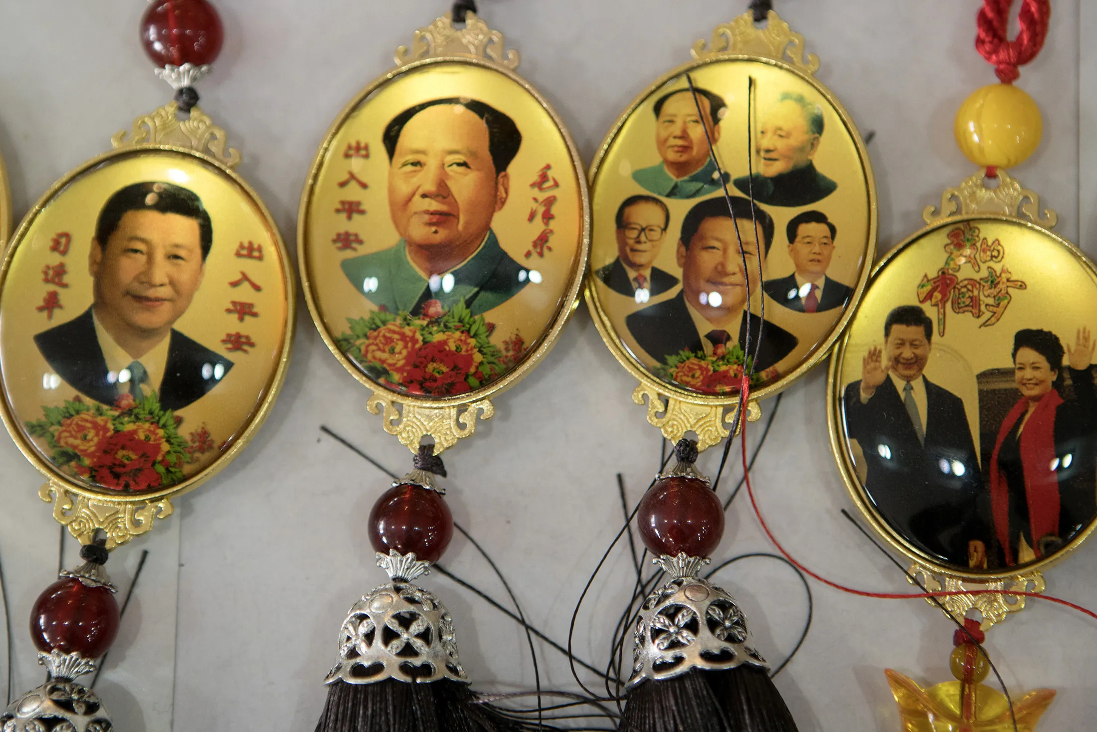 Souvenirs featuring portraits of former Chinese leader Mao Zedong, second left, and Chinese President Xi Jinping on display in Beijing in 2018.&nbsp;