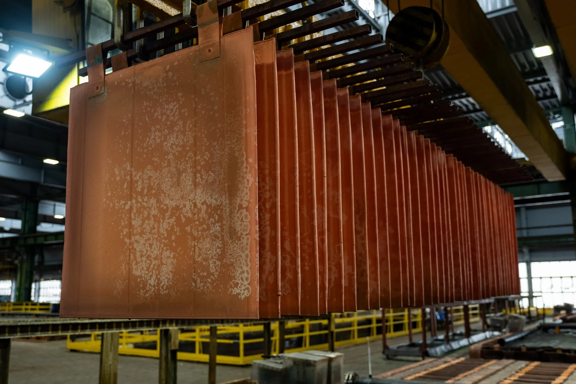 Primer plano de cátodos de cobre puro. Metal estratégico de la minería argentina para la inversión de Glencore en Proyectos Mara y El Pachón.Contiene todas las KW principales de alto valor