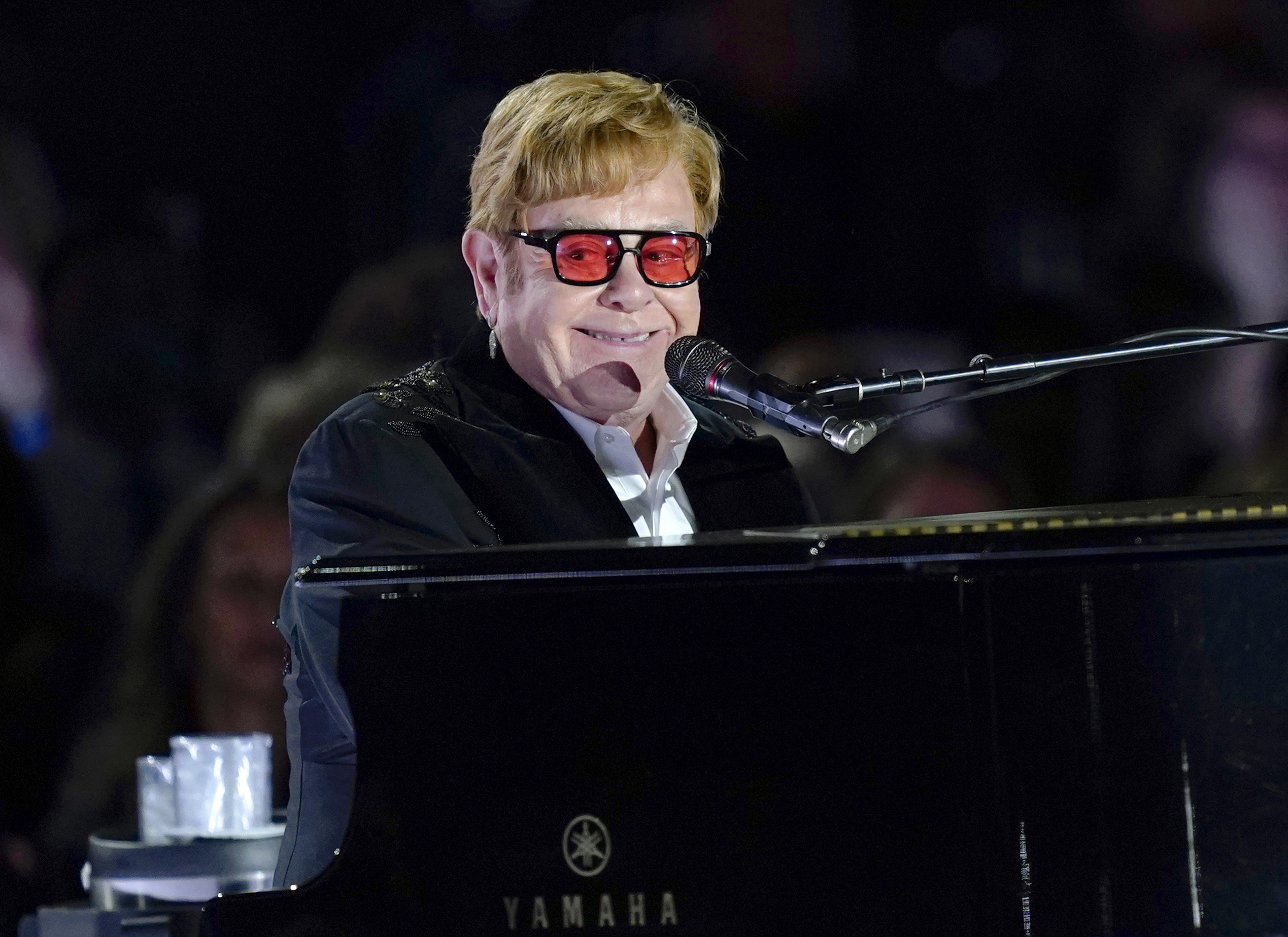 Rocket Man' star is having a blast in Elton John tribute show