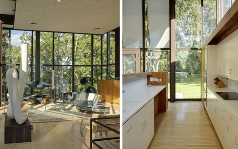 Philip Johnson designed the Wiley House in 1952; later Roger Ferris + Partners renovated and expanded it.