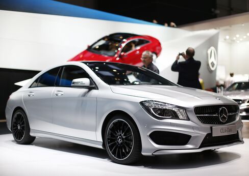 Daimler Lowers Profit Forecast After First-Quarter Earnings Drop