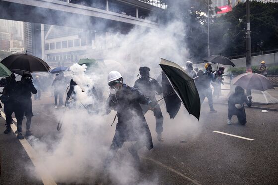 Clashes Intensify With Petrol Bombs and Fires: Hong Kong Update