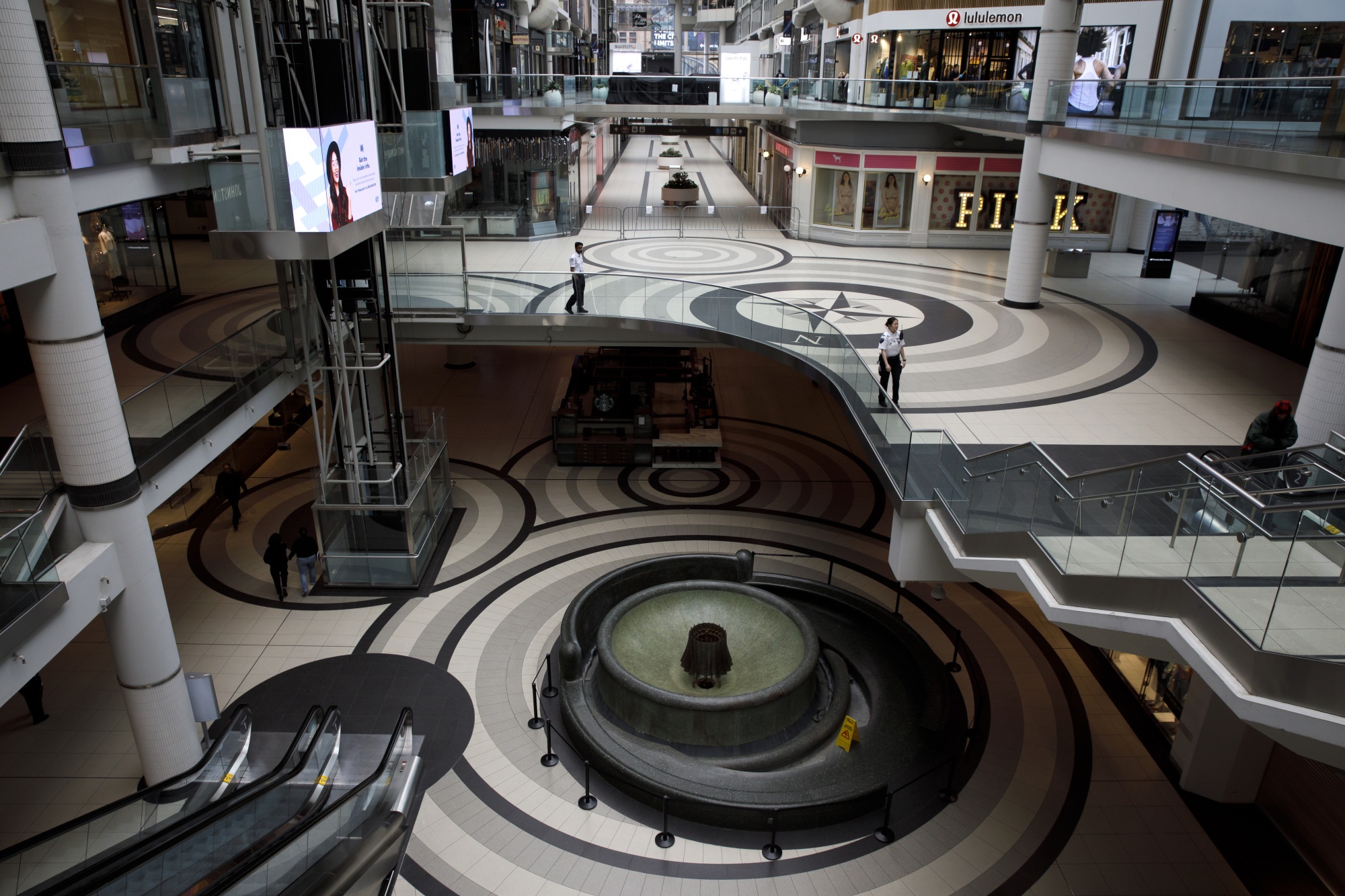 This is what the Eaton Centre looked like after malls opened in Toronto  (PHOTOS)