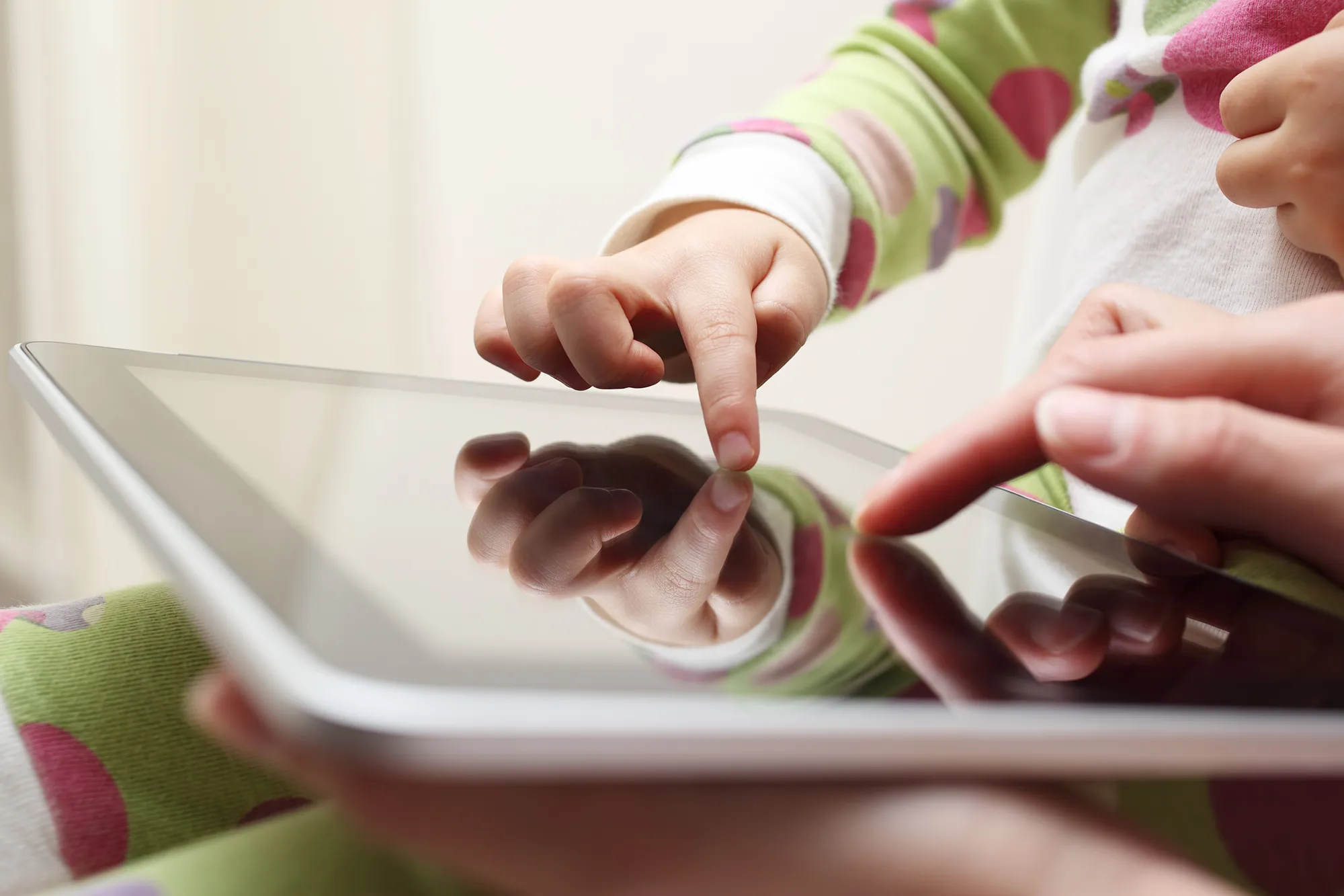 Small children need adult engagement when they spend time on screens.&nbsp;